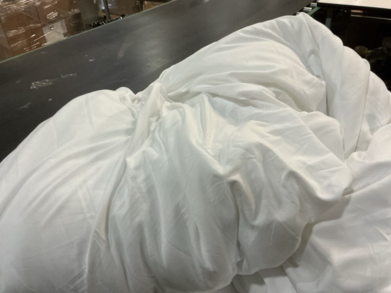 Condition photo showing Good Condition for rosgonia king size comforter set white, 3pcs(1 boho white comforter king & 2 pillowcases) all season bedding lightweight hotel bedspread blanket king comforter 104"x90" white