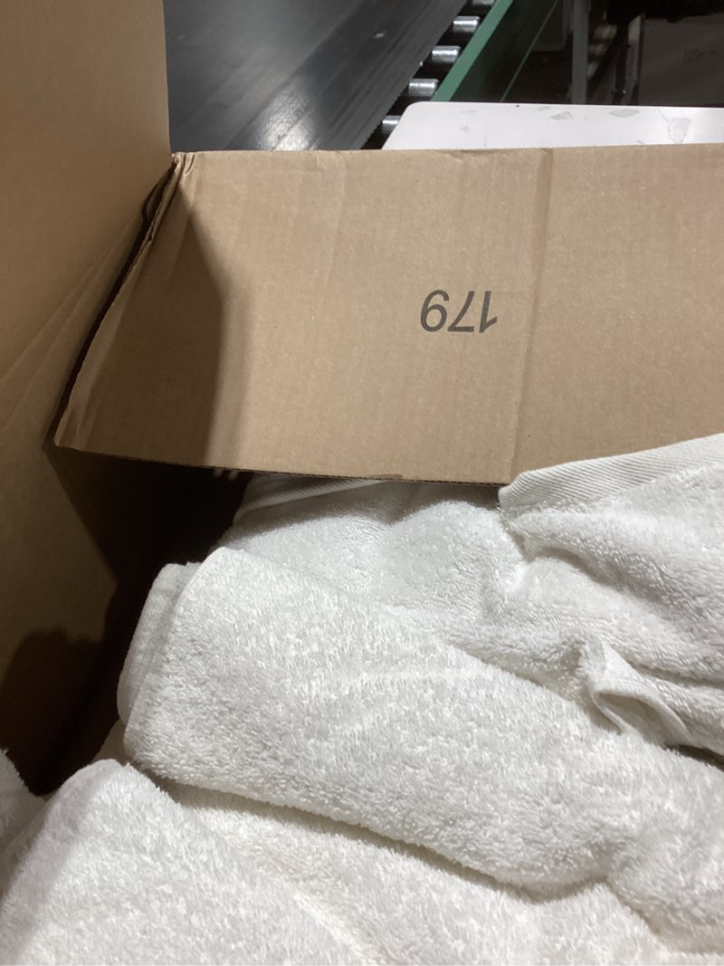 Condition photo showing New/Like New for Wealuxe White Bath Towels 24x50 Inch, 6 Pack - Extra Absorbent Cotton Towel Set for Bathroom 24 x 50 - 6 Pack White