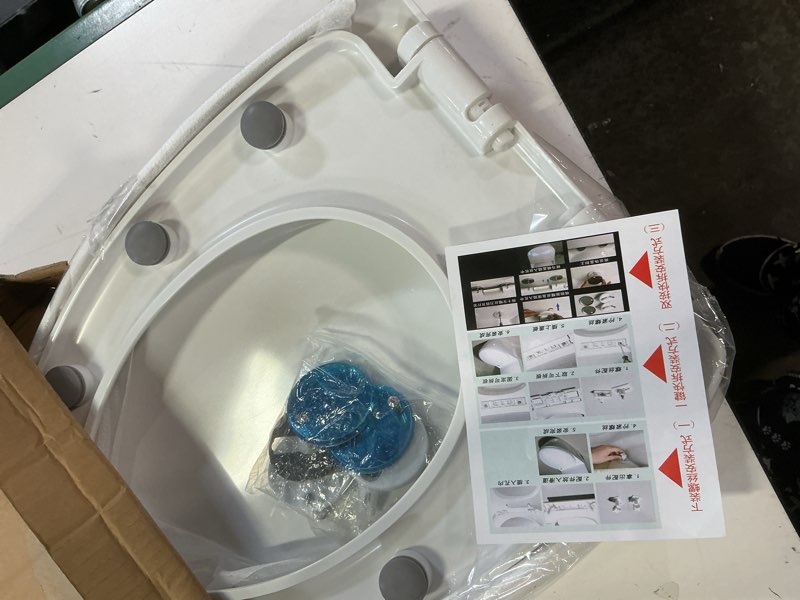 Condition photo showing Good Condition for elongated v-shape toilet seat mins709, matte finish, fits 18.5" (approx. 18.1"–19.3") toilets, quiet-close lid, stable hinges, easy installation