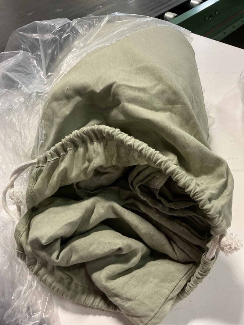 Condition photo showing Good Condition for european linen piped deluxe bedding bundle, king, willowleaf/white
