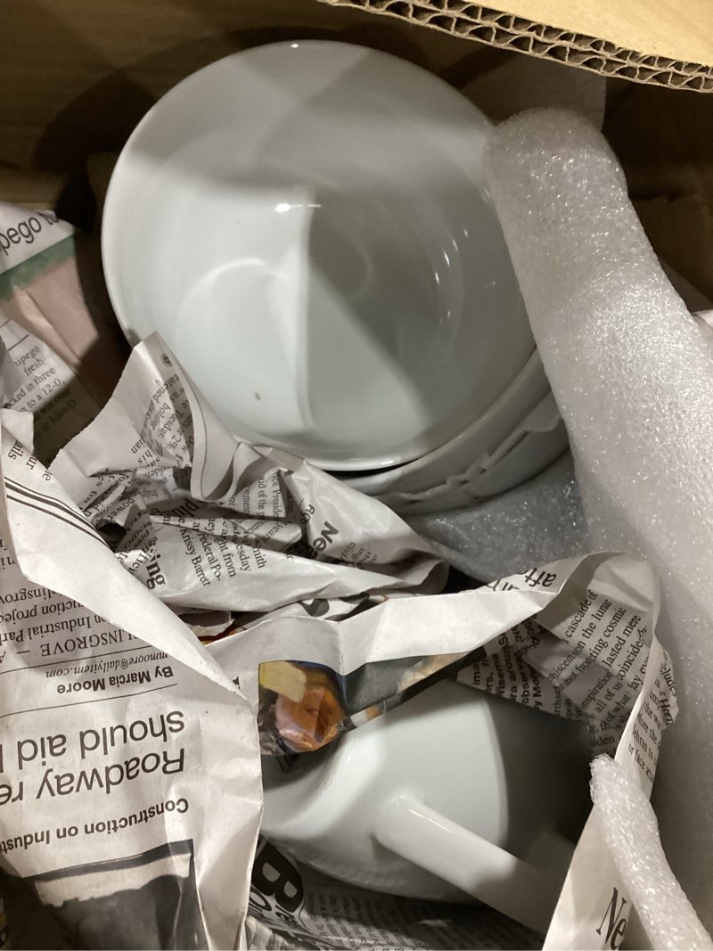 Condition photo showing Good Condition for amazon basics piece porcelain kitchen dinnerware set with plates, bowls and mugs, service for 4 - white