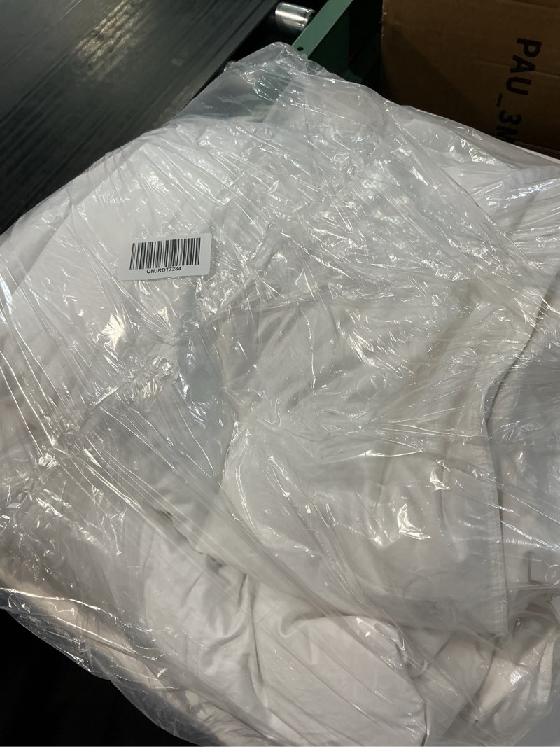Condition photo showing New/Like New for quince white king comforter