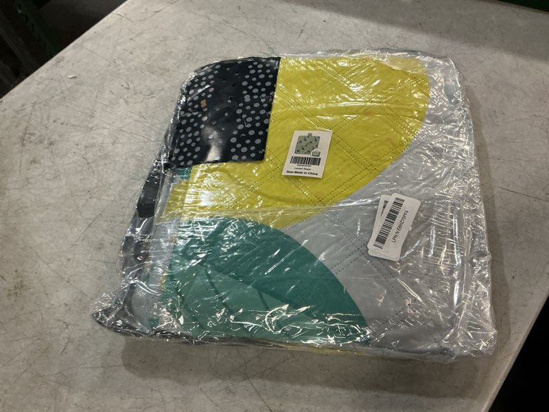 Condition photo showing New/Like New for extra large picnic blanket waterproof,80"x 80"foldable machine washable beach blankets,outdoor blanket for 6-8 adults,picnic mat suitable for indoor crawling,park beach,camping,hiking,travel(lemon)