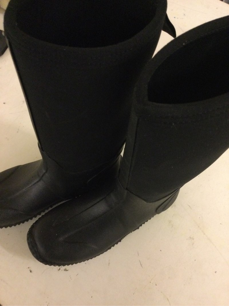 Condition photo showing As Is for ubon size 9 boots 