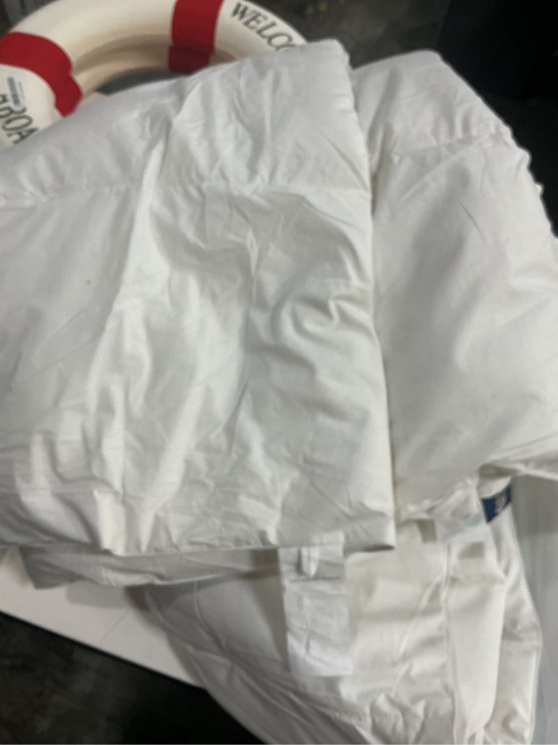 Condition photo showing Good Condition for  ((Similar))Serta Goose Feathers Down Fiber Comforter Queen Size Duvet Insert,100% Cotton,Hotel Luxury Hypoallergenic Comforter 58oz All Season Medium Warmth 90 x 90 in White White/All Season Queen