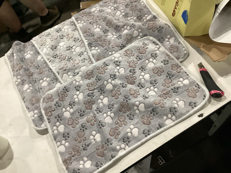 Condition photo showing Good Condition for panelee 4 pcs 24 x 16 inch waterproof dog puppy pads soft cat blankets dog sleep mat absorbent pet blanket paw pattern whelping warm pads fleece puppy potty training pad reusable(gray)