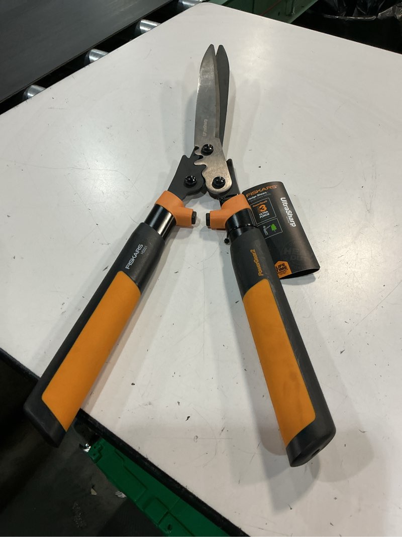Condition photo showing Good Condition for fiskars 10-in standard hedge shears