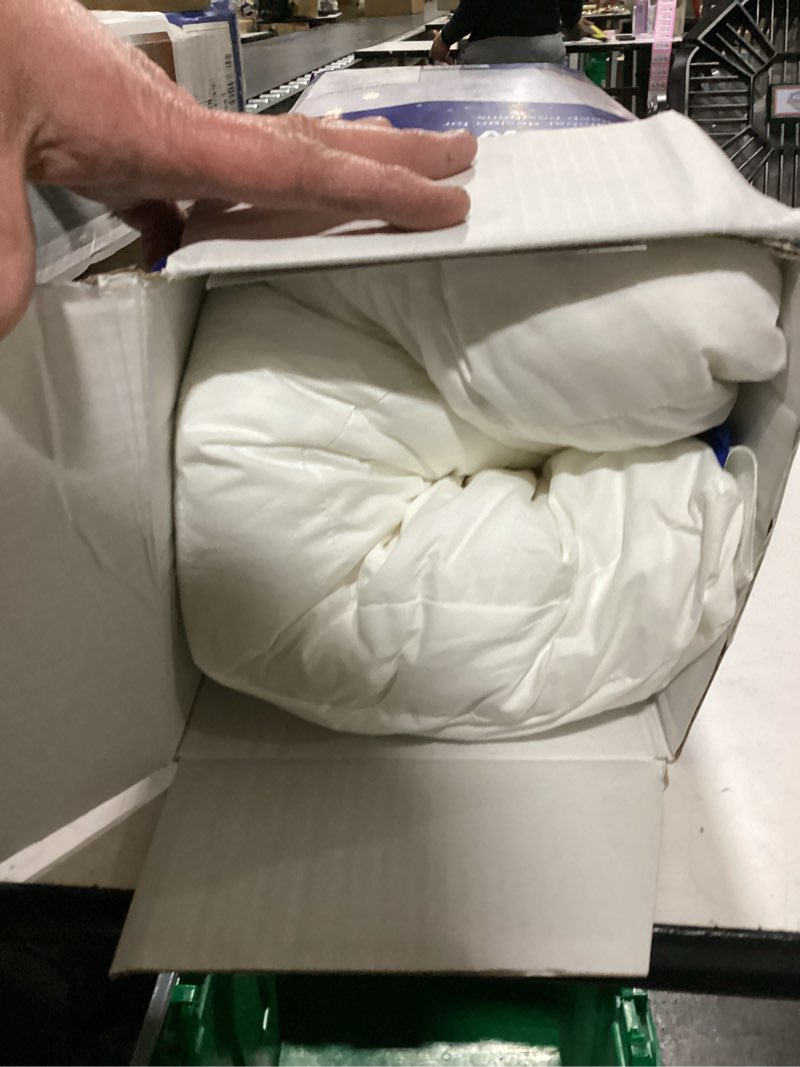 Condition photo showing New/Like New for casper sleep essential pillow for sleeping, standard, white standard essential pillow single pack