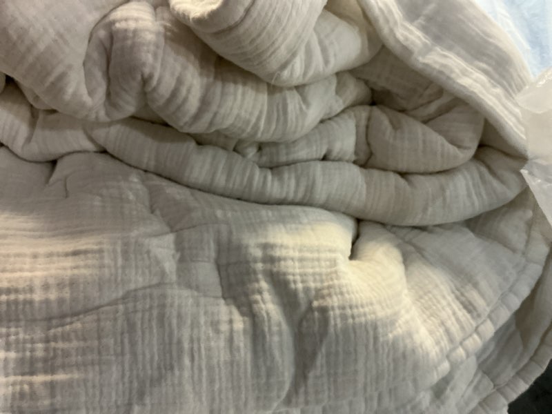 Condition photo showing Good Condition for organic cotton gauze dream quilt  king/cal king, white ( does not include pillowcases )
