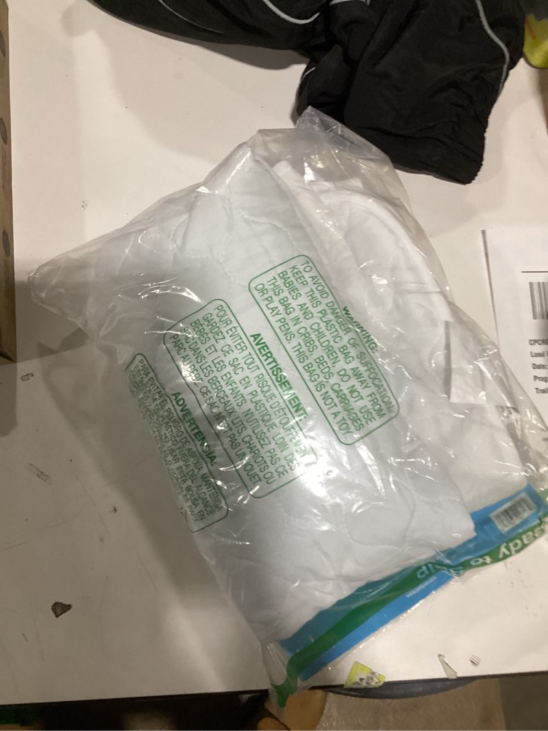 Condition photo showing New/Like New for Janlynn Animal Fun Ride Baby Quilt, 34 by 43-Inch, 34"x43"