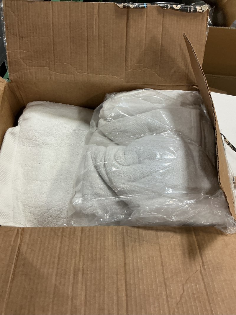 Condition photo showing Good Condition for Infinitee Xclusives Luxury 100% Ring-Spun Cotton White Bath Towels Set of 4 (27x54 inches) – Soft, Absorbent & Quick-Drying Towels for Bathroom, Gym, Spa & Hotel Use (Brilliant White, Bath Towels) Bath Towels - 4 Pack Brilliant White