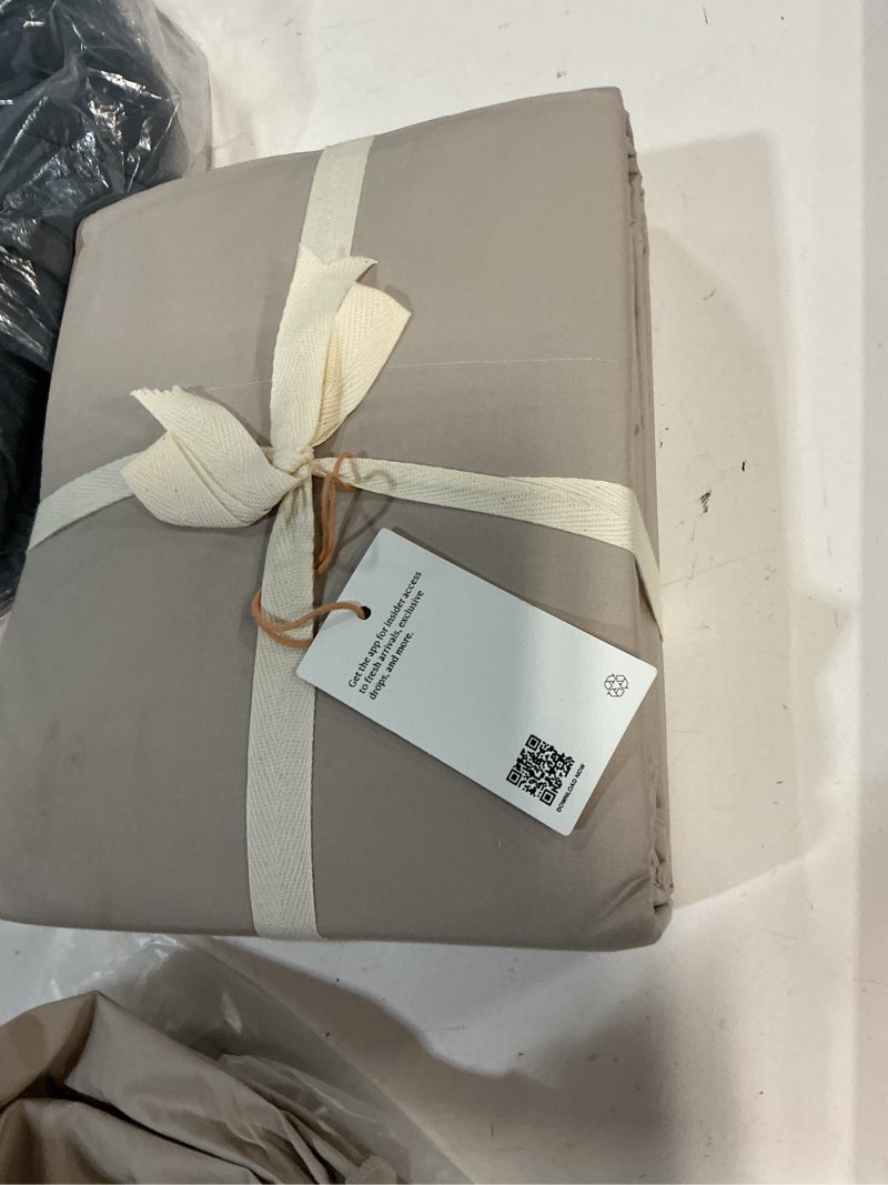Condition photo showing New/Like New for classic organic percale sheet set (size: queen solid: dove )
