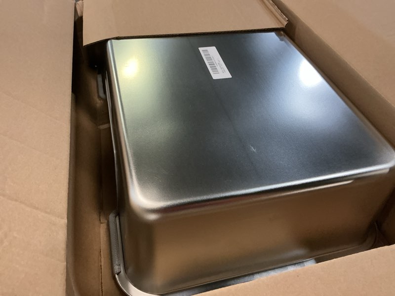 Condition photo showing Good Condition for low entry litter box for senior or disabled & injured cats, stainless steel high sided enclosed easy step in entry-large metal kitty litter box for kittens, odor control (23.6”x15.7”x5.9”) xl-23.6"x15.7"x5.9"