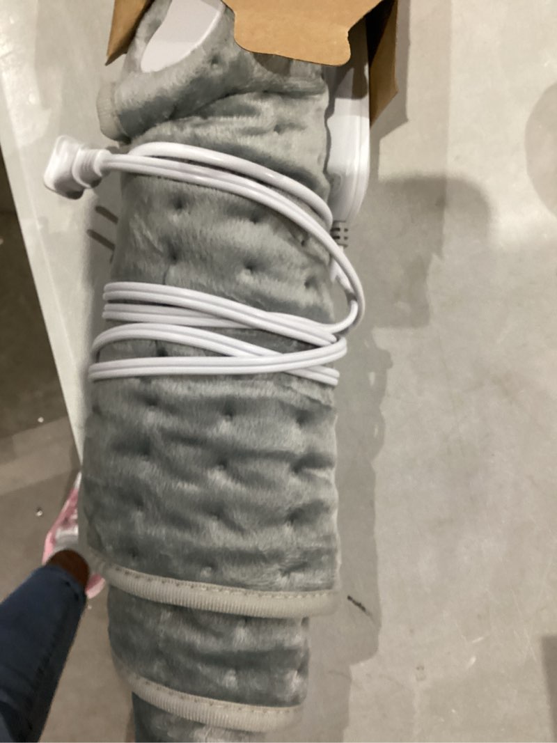 Condition photo showing Good Condition for Deepsoon Heating Pad,Electric Heating Pads for Back,Neck,Abdomen,Moist Heating Pad for Shoulder,Knee,Arms,Legs,Dry/Moist Heat & Auto Shut Off,Christmas Gifts for Men and Women,Light Gray,24x12 Inch Light Gray 24x12 Inch