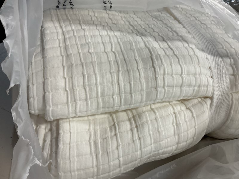 Condition photo showing Good Condition for organic ribbed cotton coverlet