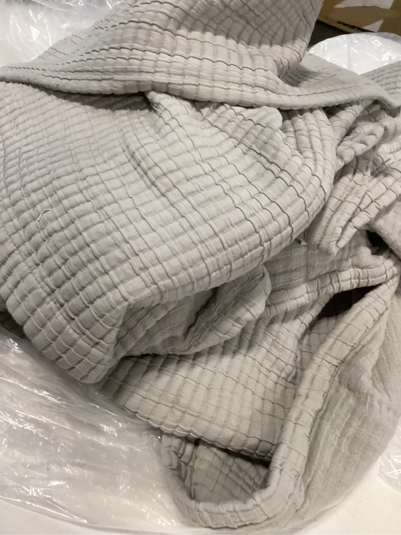 Condition photo showing Good Condition for quince zise full/queen organic ribbed cotton coverlet color: sand 