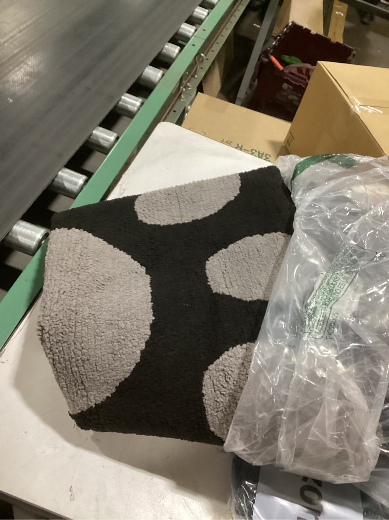 Condition photo showing Good Condition for buganda dog door mat for muddy paws, absorbent dirt trapper washable indoor doormats, non slip low-profile mud mat for dogs, front entrance doormat for inside floor (59x35 inches, black and grey) black and grey double paw 59.0"l x 35.0"w x 0.6"th