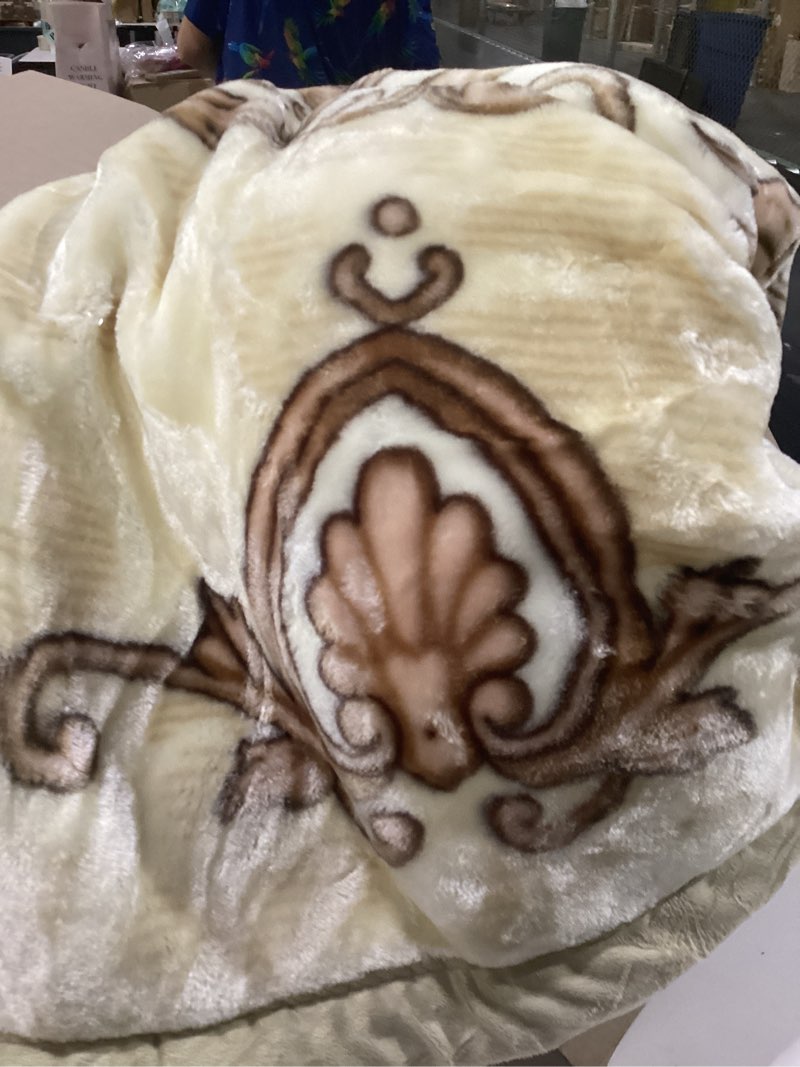 Condition photo showing Good Condition for large throw blanket with brown accents