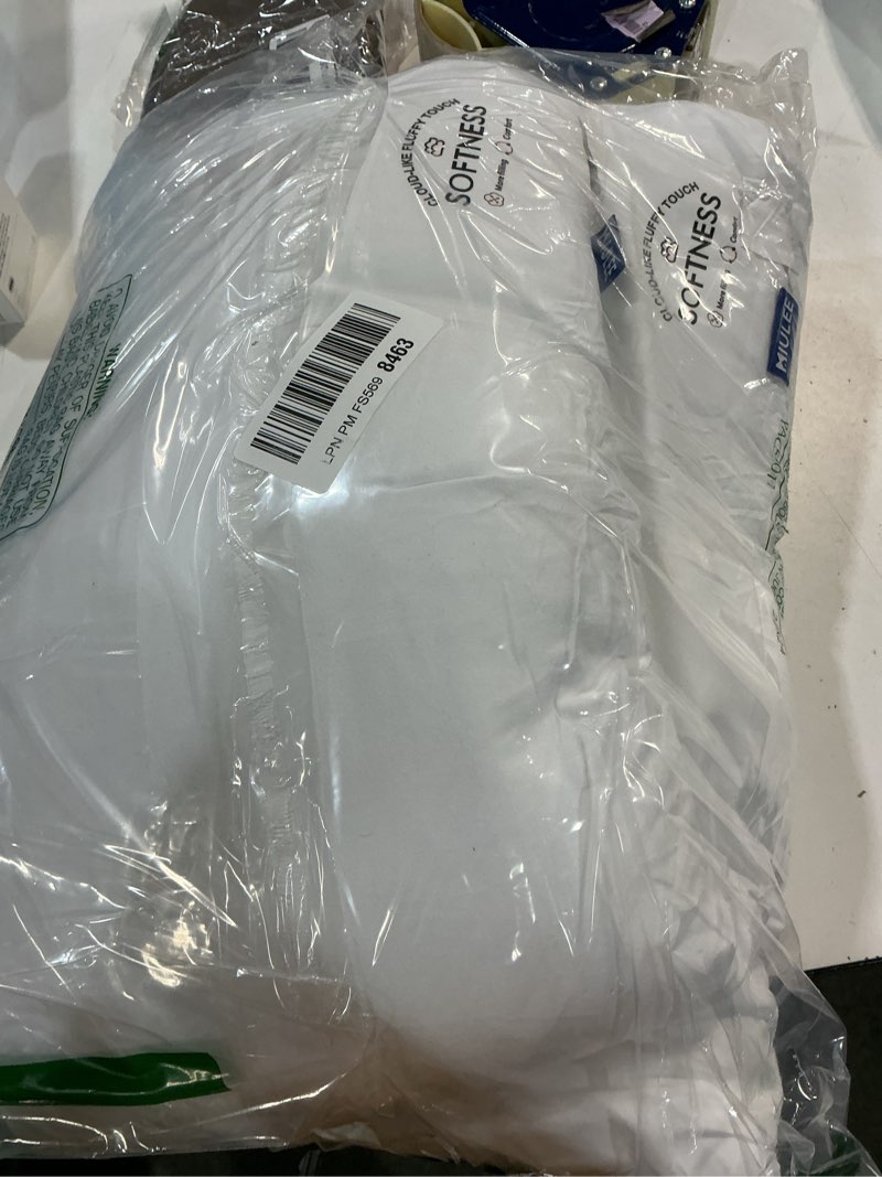 Condition photo showing New/Like New for MIULEE 18x18 Throw Pillow Inserts (Set of 2), Square Premium Soft Decorative Pillow Inserts for Sofa Bed Living Room 2 18x18 Inch