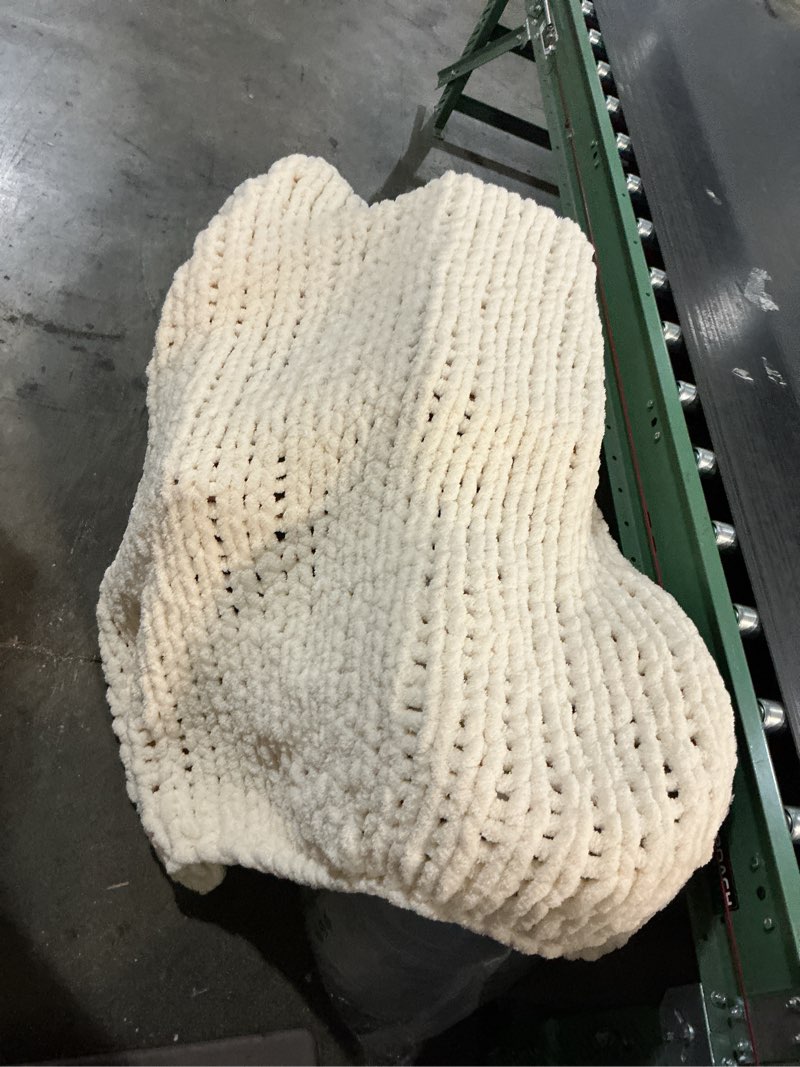 Condition photo showing Good Condition for White Chunky Chenille Yarn 250g/0.55lb Super Chunky Yarn Bulky Roving Yarn DIY Chenille Yarn Jumbo Yarn Chunky Knit Yarn Fluffy Yarn Knitting Materials