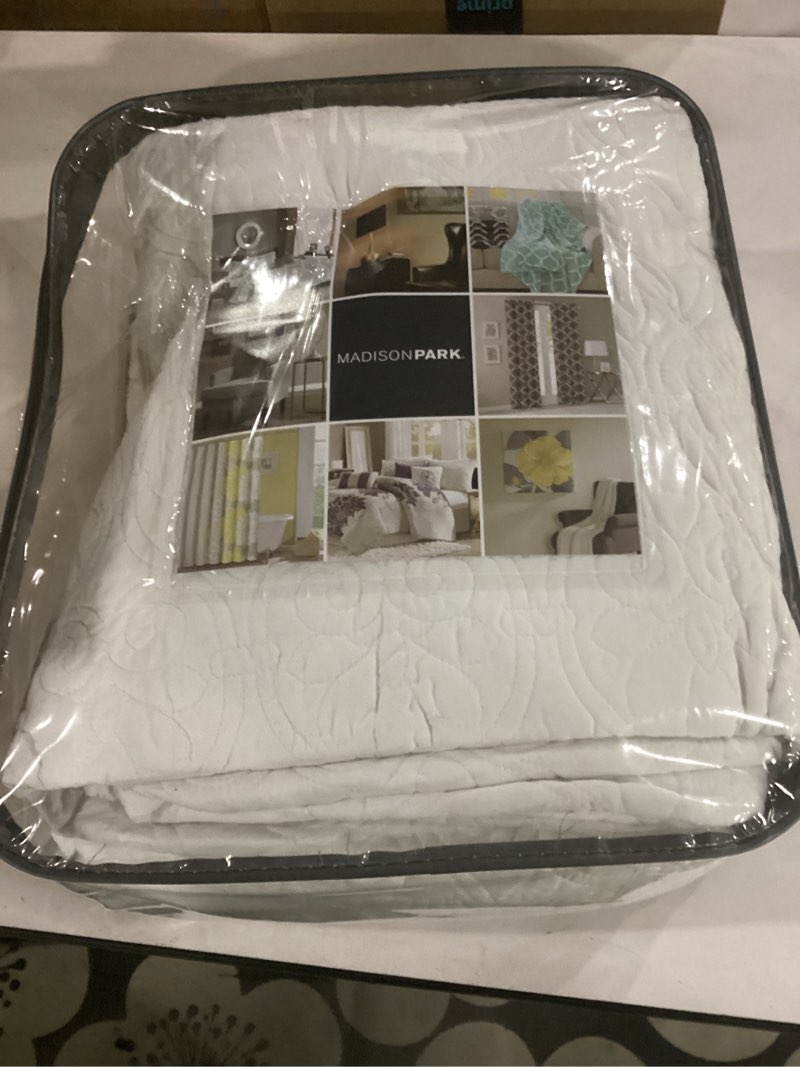 Condition photo showing Good Condition for madison park quebec queen size quilt bedding set - white , damask – 3 piece bedding quilt coverlets – ultra soft microfiber bed quilts quilted coverlet white queen