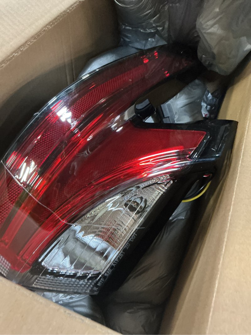 Condition photo showing Good Condition for Huray Outer Tail Light Assembly for Toyota Sienna 2021-2022 LE XLE Tail Lamp Replacement 8155008071 Passenger Side (Right) Outer Passenger Side (Right)