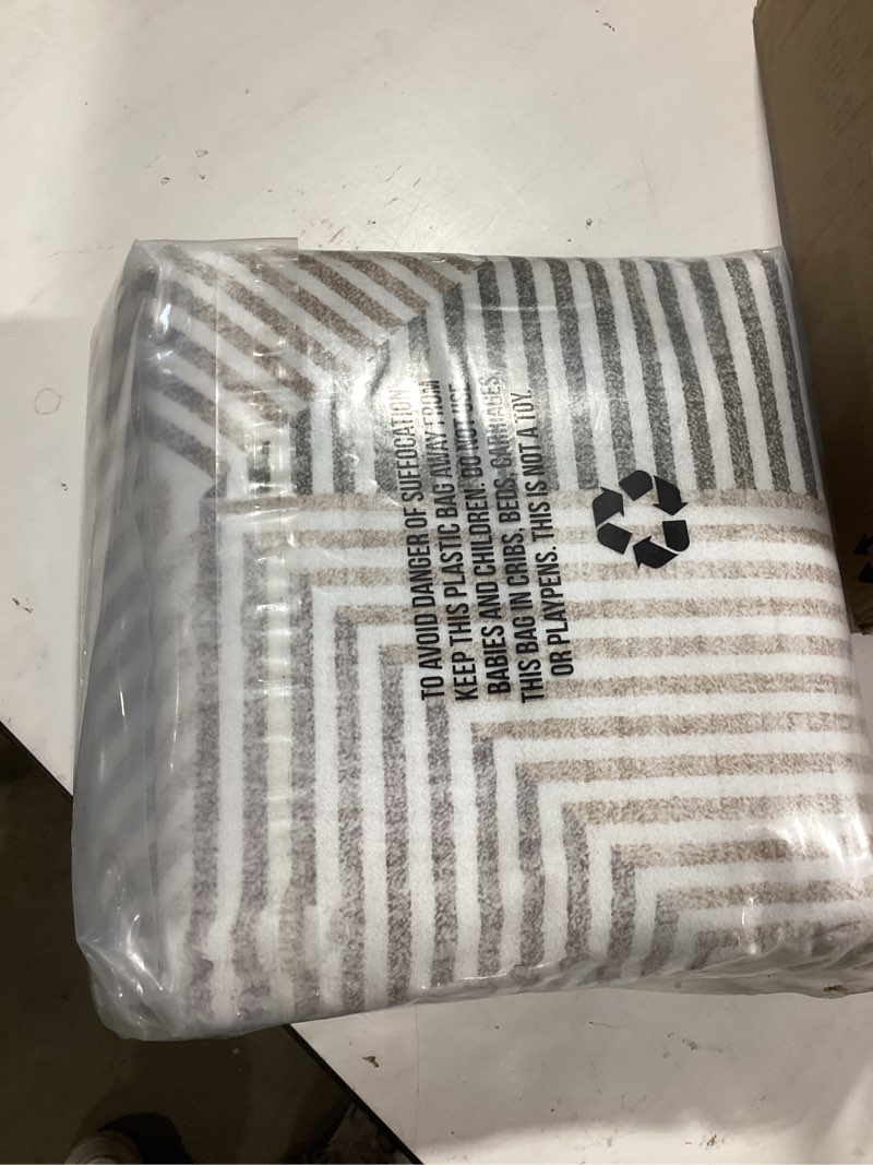 Condition photo showing Good Condition for realife rugs machine washable area rug - living room bedroom bathroom kitchen entryway office - padded low pile stain resistant premium - modern geometric contemporary - miles - beige 4' x 6' 4' x 6' (rectangular) modern geometric - beige ivory