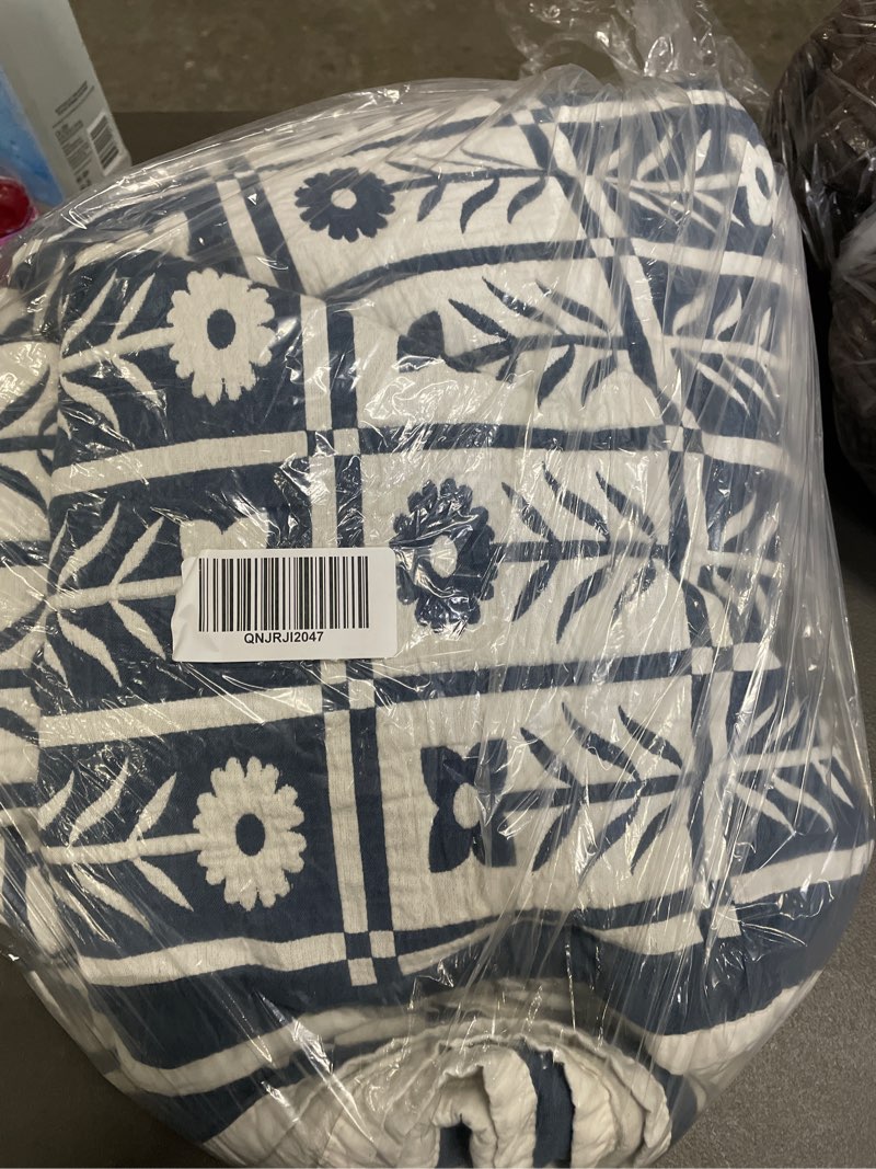 Condition photo showing Good Condition for organic cotton jacquard floral coverlet, full/queen, glacier blue