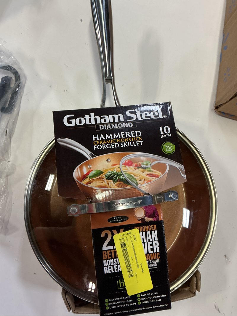 Condition photo showing Good Condition for hammered copper 10 in. aluminum nonstick frying pan with glass lid