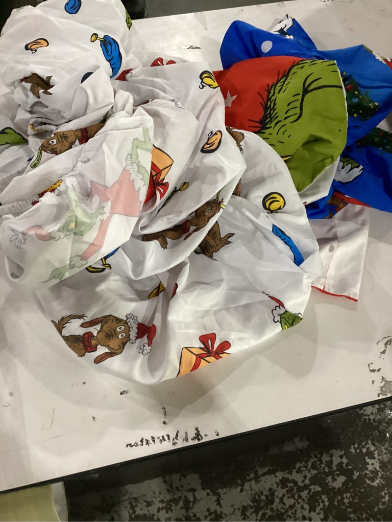 Condition photo showing Good Condition for twin comforter set the grinch