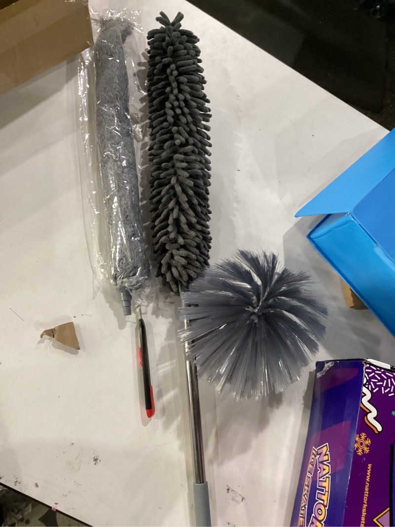 Condition photo showing Good Condition for 4pcs Extendable Duster