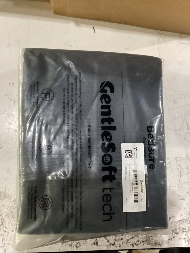 Condition photo showing New/Like New for bedsure black duvet cover full size - 3 pieces prewashed extra soft cotton-like polyester bedding set, includes 1 duvet cover 80x90 inches with zipper closure & 2 pillow shams, comforter not included 07 - black (no comforter) full (80" x 90")