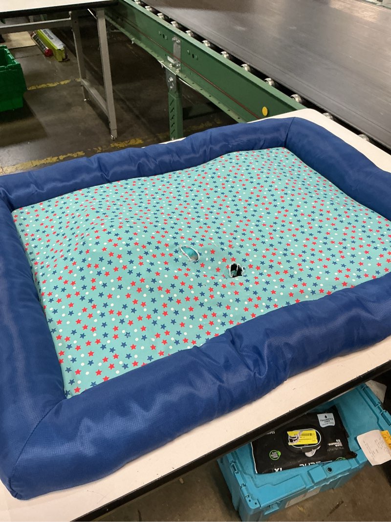 Condition photo showing As Is for heart & herd rectangular star-spangled polyester bolster dog bed ( medium )