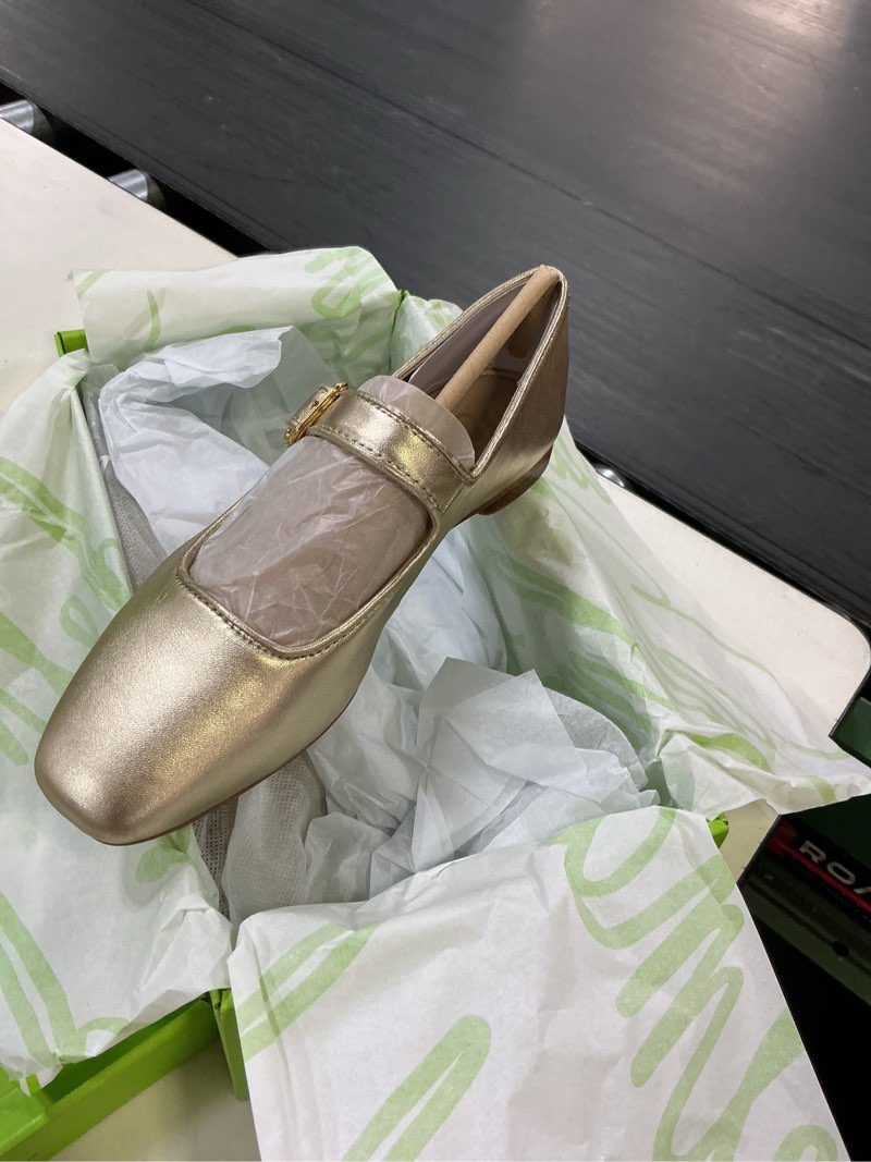 Condition photo showing New/Like New for sam edelman women's michaela mesh ballet flats 6 gold leaf