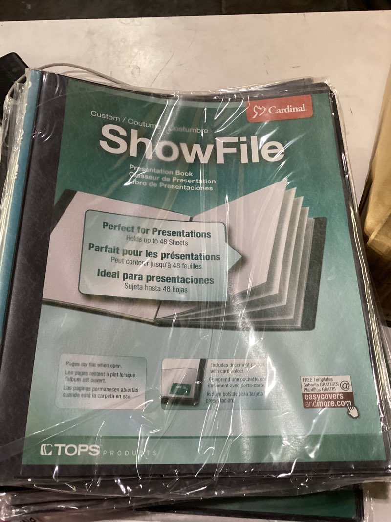 Condition photo showing New/Like New for cardinal custom showfile, 24 pockets, black (50232)