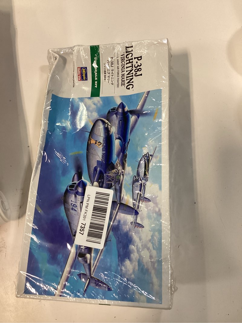 Condition photo showing New/Like New for hasegawa 09101 1/48 p-38j lightning