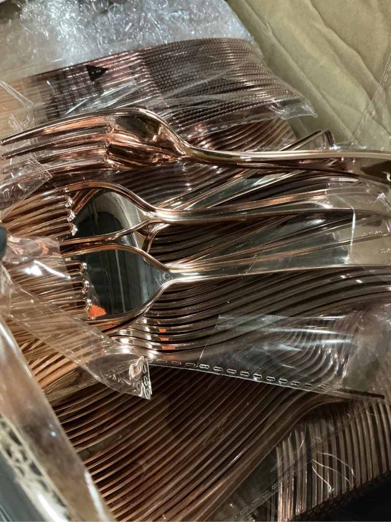 Condition photo showing Good Condition for wellife 600 pcs rose gold disposable dinnerware set for 100 guests, valentine's day plate, 100 each-dinner & salad plates, cups, forks knives spoons for wedding reception and mothers day plates 100 guests rose gold
