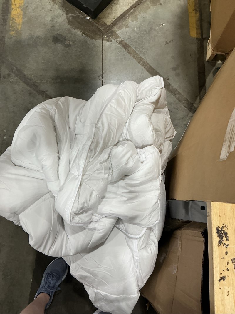 Condition photo showing As Is for king comforter white
