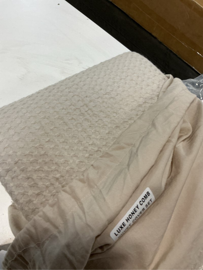 Condition photo showing Good Condition for organic luxe honeycomb duvet cover queen
