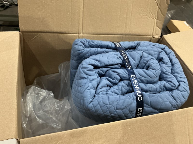 Condition photo showing As Is for evenhug oversized king bedspreads california king quilt set with pillow shams extra wide large king size quilts lightweight coverlet bedding sets blue 120"x128" light blue super king (120"x128")