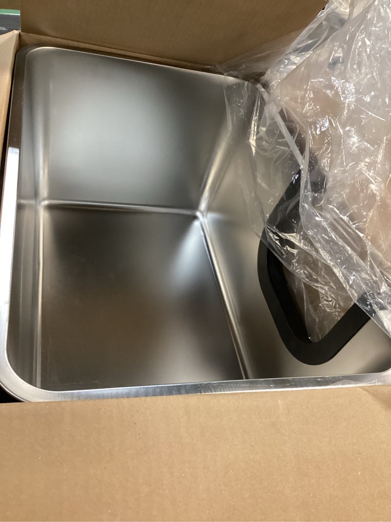 Condition photo showing Good Condition for yangbaga extra large stainless steel litter box, leak proof 12 inches high sides for urine & litter trapping, easy entry for kittens, older cats,non-stick,non-slip,no sharp edges