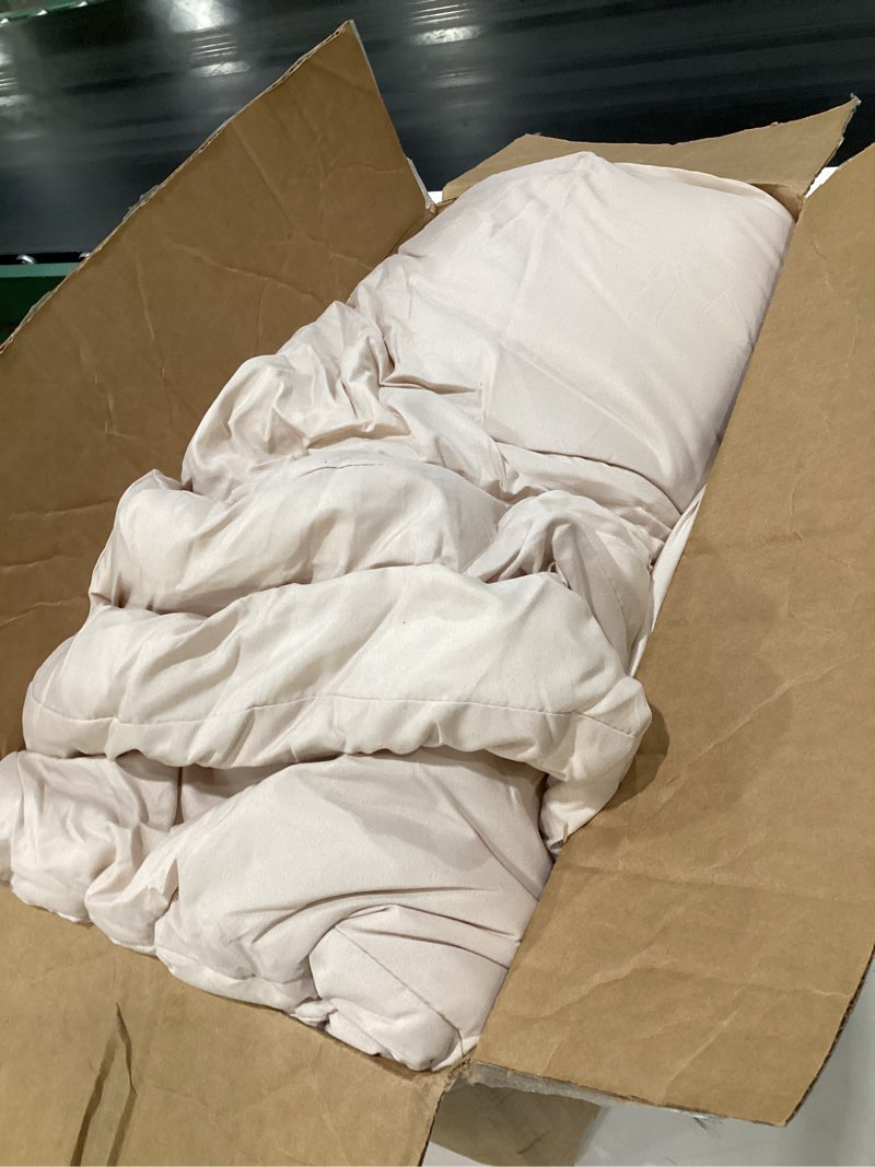 Beige comforter, SIZE UNKNOWN