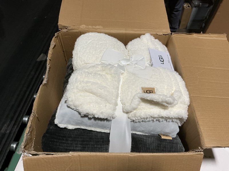 Condition photo showing Good Condition for UGG Full/Queen Comforter Set 5 Piece Bed in a Bag with Throw Blanket, Decorative Pillow, Shams, Reversible Hypoallergenic Washable Luxury Warm Fluffy Bedding Set, Charcoal Grey (Remina) Grey Full/Queen