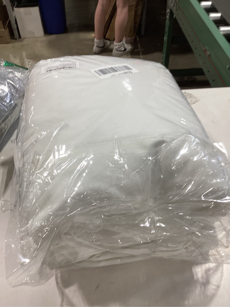 Condition photo showing New/Like New for royale linens 6 pack twin fitted sheet set - bottom sheet - ultra soft & breathable - brushed 1800 microfiber - wrinkle & stain resistant - hotel quality deep pocket stretches up to 16" (twin, white) white twin 6 pack