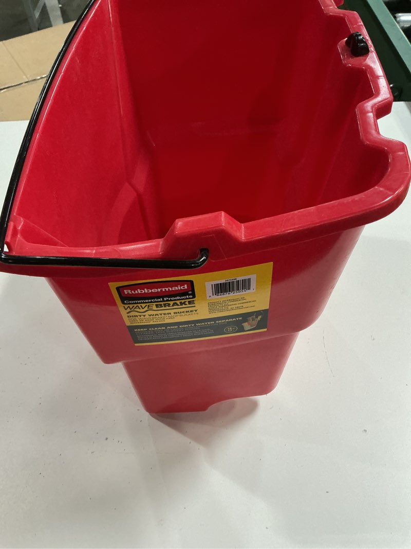 Condition photo showing Good Condition for wringer bucket red 18qt