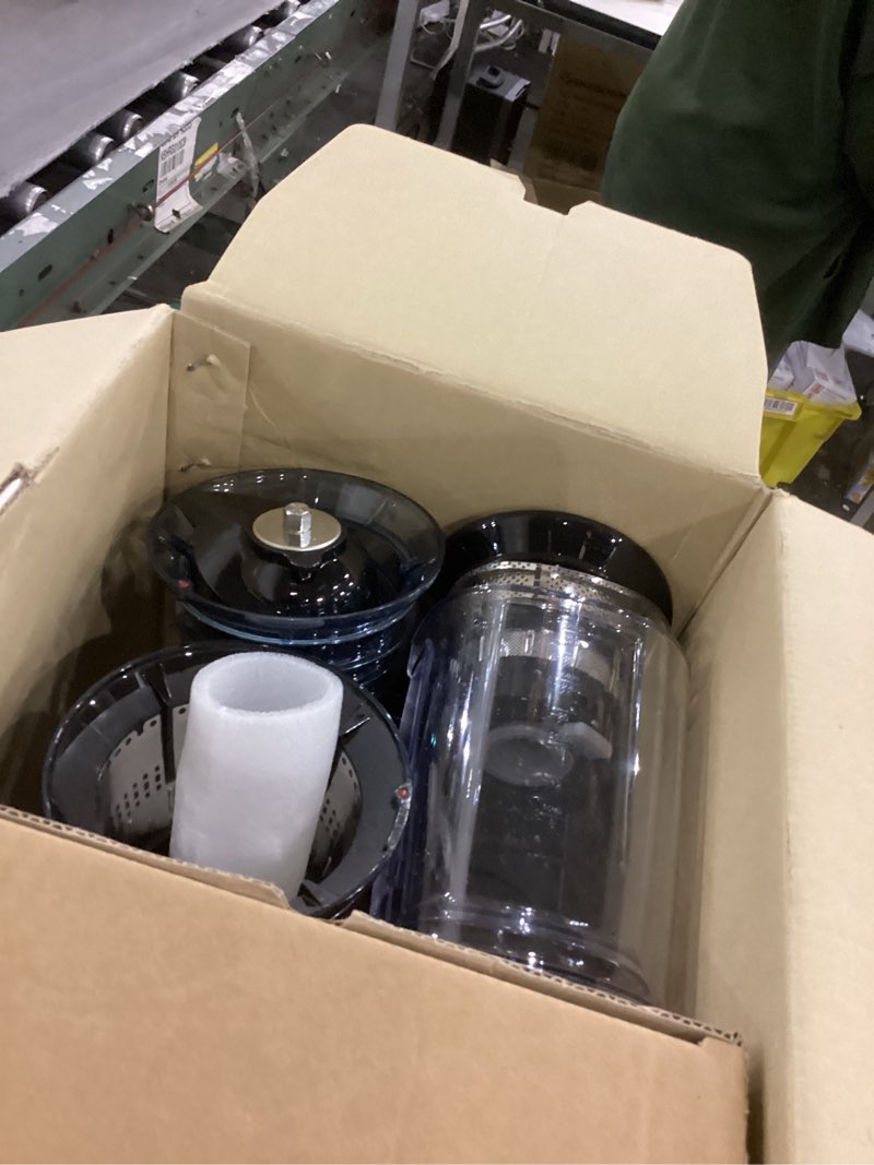 Hands free slow juicer