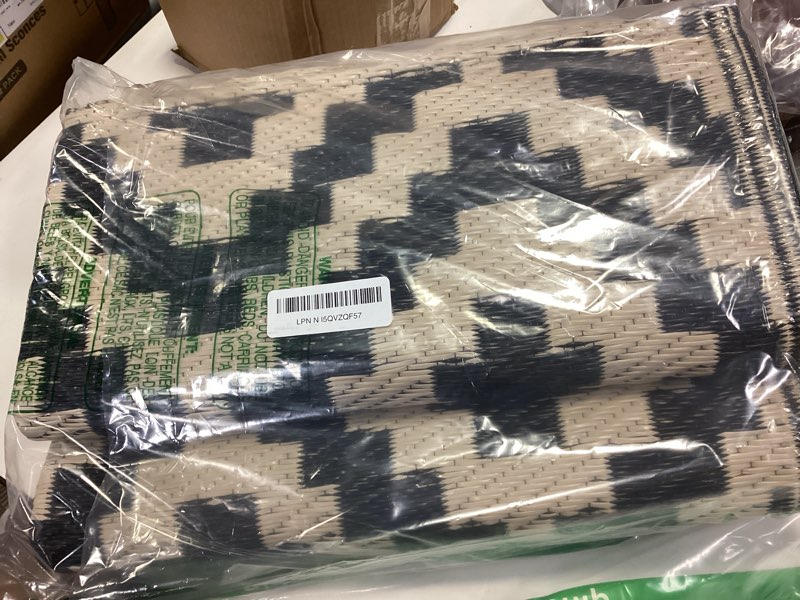 Condition photo showing New/Like New for SAND MINE Reversible Mats, Plastic Straw Rug, Modern Area Rug, Large Floor Mat and Rug for Outdoors, RV, Patio, Backyard, Deck, Picnic, Beach, Trailer, Camping (4' x 6', Black & Beige Lattice) Black & Beige 4' x 6'