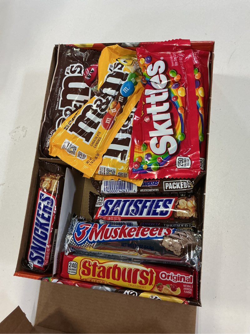 Condition photo showing New/Like New for (BB:09.2025)M&M'S, SNICKERS, SKITTLES, STARBURST & 3 MUSKETEERS Full Size Candy Bars Assorted Variety Box , 56.11 oz 30 Pieces