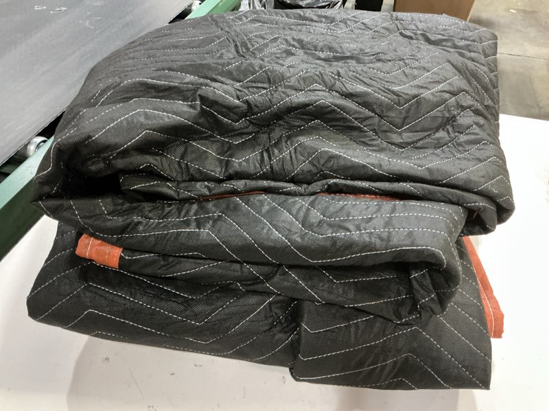 Condition photo showing Good Condition for large moving blankets, 80*72 inches, suitable for furniture moving protection and shipping packaging, quilted furniture pads, extra thick blankets for moving, heavy blanket (black) 2-pack.