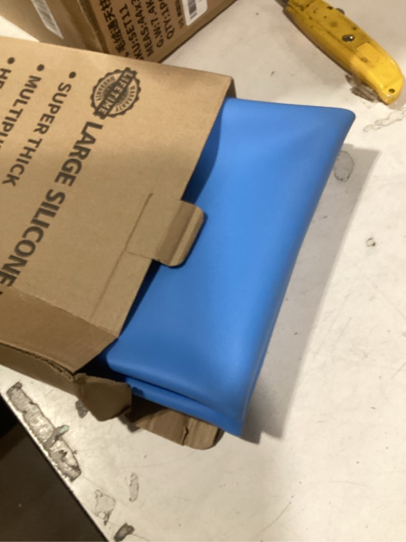 Condition photo showing Good Condition for 47.2"x23.6"(120cmx60cm) large silicone mat for kitchen counter, non-slip heat resistant countertop protector, waterproof multipurpose mat for kitchen island, bright blue bright blue 47.2"l x 23.6"w